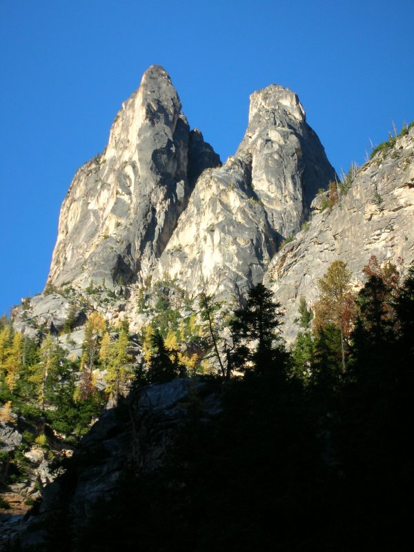 south early winters spire east buttress alpine rock climbing alpine cragging