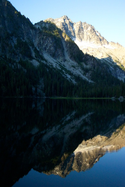 Sunrise on Mt Stuart with reflexion in Stuart Lake